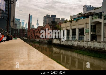 Spiegelung der Skyline von Pudong in der Hongkou Gang nahe 1933 im Hongkou District, Shanghai, China. Stockfoto