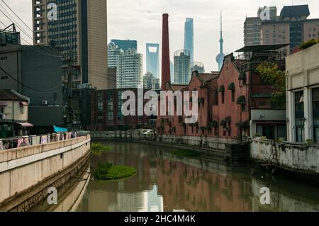 Spiegelung der Skyline von Pudong in der Hongkou Gang nahe 1933 im Hongkou District, Shanghai, China. Stockfoto