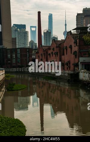 Spiegelung der Skyline von Pudong in der Hongkou Gang nahe 1933 im Hongkou District, Shanghai, China. Stockfoto