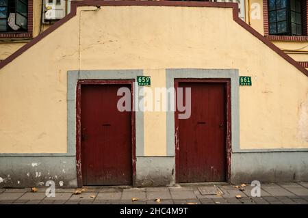 Passende Türen zu Jianguo Xilu in der ehemaligen französischen Konzession, Shanghai, China. Stockfoto