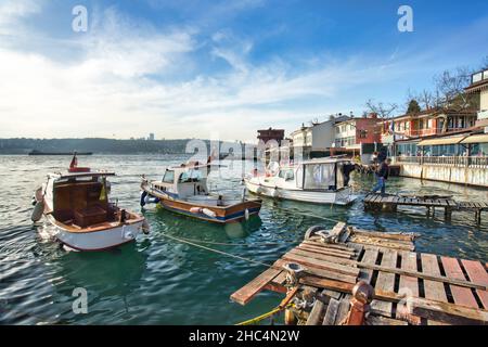 Panoramablick auf die Küste von Cengelkoy an einem sonnigen Tag. Cengelkoy ist ein Viertel im Stadtteil Uskudar am asiatischen Ufer des Bosporus in Istanbul. Stockfoto