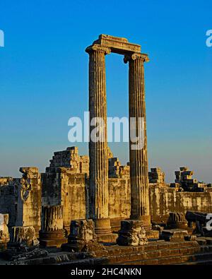 Vertikale Aufnahme der Säulen von Didyma, dem antiken griechischen Heiligtum des Apollo-Tempels in Didyma, Türkei Stockfoto