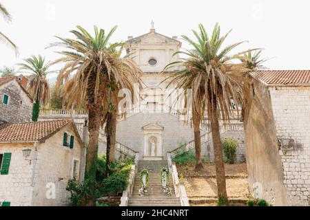 Hochzeitsdekor auf den Steintreppen der Geburtskirche der Jungfrau Maria in Prcanj. Montenegro Stockfoto