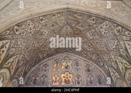 Wunderschön dekorierte Decken im Inneren des Agra Fort Stockfoto