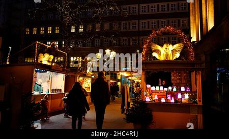 Weihnachtsmarkt „Engelchen-Markt“ in Düsseldorf, Deutschland. Stockfoto