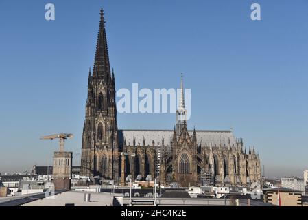 Köln, Deutschland. 21st Dez 2021. Kölner Dom Südseite. Quelle: Horst Galuschka/dpa/Alamy Live News Stockfoto