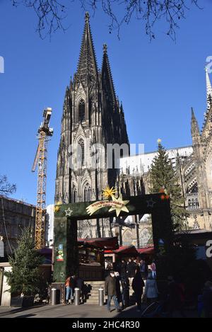 Köln, Deutschland. 21st Dez 2021. Eintritt zum Weihnachtsmarkt am Kölner Dom. Quelle: Horst Galuschka/dpa/Alamy Live News Stockfoto