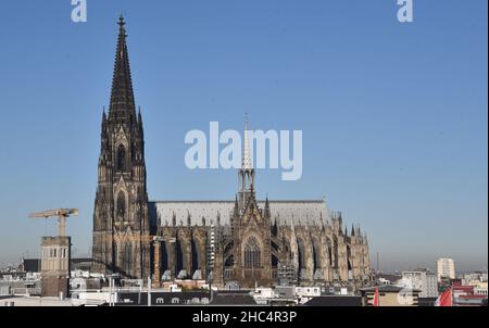 Köln, Deutschland. 21st Dez 2021. Kölner Dom Südseite. Quelle: Horst Galuschka/dpa/Alamy Live News Stockfoto