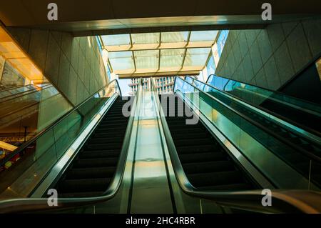 Rolltreppe in der IFC Mall in Lujiazui, Pudong, Shanghai, China. Stockfoto