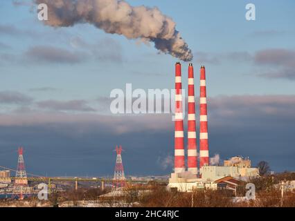 Rauch, der aus den Stapeln der Tufts Cove Generating Station austicht. Dartmouth, Kanada. Stockfoto