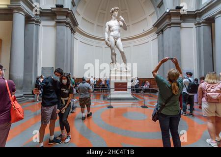 Touristen fotografieren Michelangelos Skulptur David. Galleria della Accademia, Florenz. Italien. Stockfoto