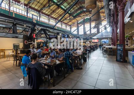 In einem Restaurant im Mercado Centrale, einem Lebensmittelmarkt in Florenz, trinken die Leute etwas. Italien. Stockfoto