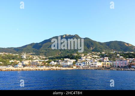 Blick auf die Küstenlandschaft von Lacco Ameno vom Meer aus, Mittelmeerküste, Bucht von Neapel, Insel Ischia in Italien Stockfoto