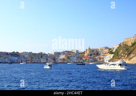 Marina di Procida, Blick von einem Boot aus Stockfoto