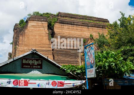 Die Ruinen von Mingun Pahtodawgyi, einer unvollständigen Pagode oder Monument-Stupa in Mingun, Myanmar, Burma Stockfoto