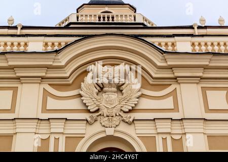 Sankt Petersburg, Russland - 12. Dezember 2021: Zweiköpfiger russischer Adler an der Fassade des Konstantinowski-Palastes in Strelna. Stockfoto