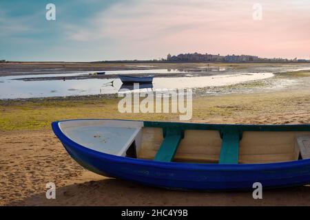 Blick auf den Strand von La Gaviota bei Ebbe, wo einige Fischer Meeresfrüchte abholen. Cristina Island, Huelva, Andalusien, Spanien Stockfoto