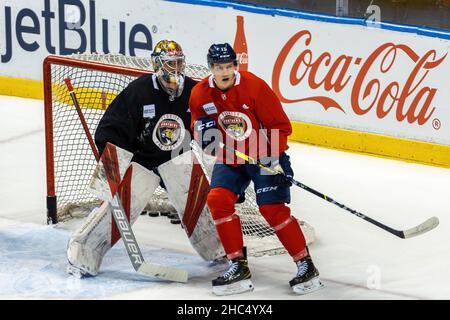 72 Sergei Bobrovsky, 15 Anton Lundell während des Florida Panthers Training Day vor dem Spiel zwischen Florida Panthers und New Jersey Devils Stockfoto