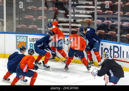 15 Anton Lundell, 70 Patric Hornqvist, 32 Lucas Carlsson, 72 Sergei Bobrovsky während des Florida Panthers Training Day vor FL Panthers und NJ Devils Stockfoto