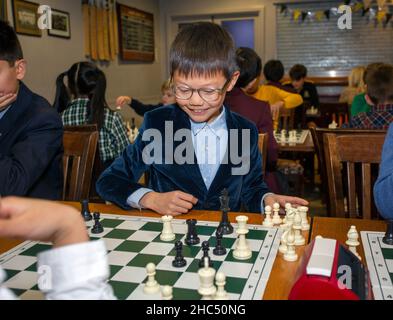 Intelligente Spiele. Ein Kind spielt Schach. Junge und ein Schachbrett. Strategie. Logisches Denken. Stockfoto