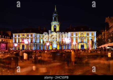 Frankreich. Bretagne. Ille-et-Vilaine (35). Rennes. Ton- und Lichtshow reines zu Weihnachten 2021 an der Fassade des Rathauses. Stockfoto