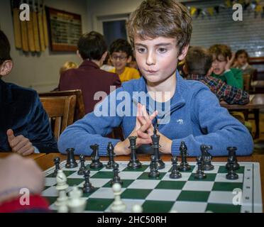 Intelligente Spiele. Ein Kind spielt Schach. Junge und ein Schachbrett. Strategie. Logisches Denken. Stockfoto