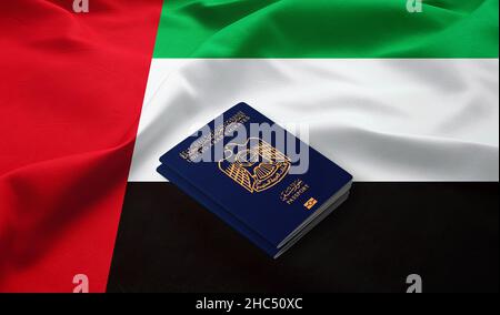 Reisepässe der Vereinigten Arabischen Emirate auf der Spitze einer Flagge von emirates Stockfoto