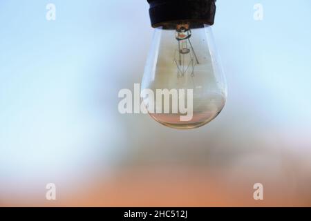 Selektive Fokusaufnahme einer Glaslampe Stockfoto
