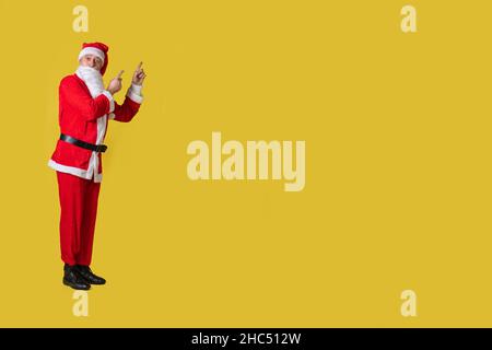 weihnachtsmann gelb lustig groß, fett Tradition Mann ältere glücklich. Trendige Ernährung. Ruks bei den Top-Shows Stockfoto