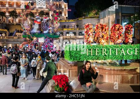 Hongkong, China. 24th Dez 2021. Menschen fotografieren bei einer Installation mit Weihnachtsthema in einem Einkaufszentrum in Hongkong. Kredit: SOPA Images Limited/Alamy Live Nachrichten Stockfoto