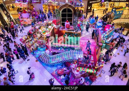 Hongkong, China. 24th Dez 2021. Familien genießen ihren Abend in einer Shopping Mall Christmas Installation Event in Hong Kong. Kredit: SOPA Images Limited/Alamy Live Nachrichten Stockfoto