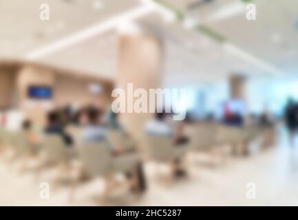 Verschwommene Szene von überfüllten Menschen, die im Krankenhaus auf Impfungen warten Stockfoto