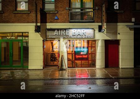 Ein nasser und kalter Winterabend in Leeds, West Yorkshire Stockfoto