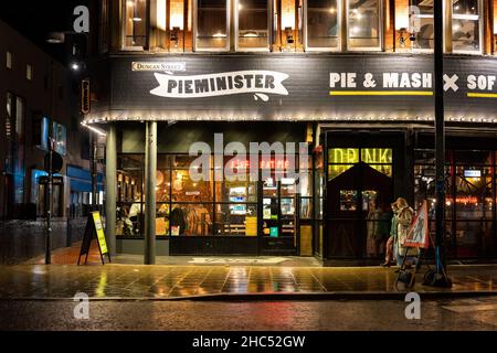 Ein nasser und kalter Winterabend in Leeds, West Yorkshire Stockfoto