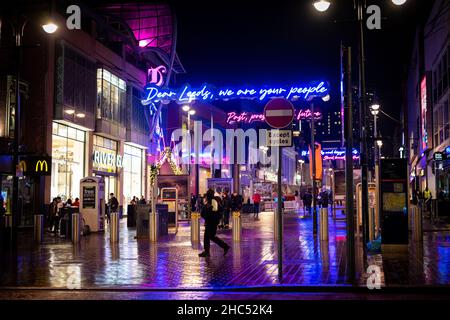 Ein nasser und kalter Winterabend in Leeds, West Yorkshire Stockfoto
