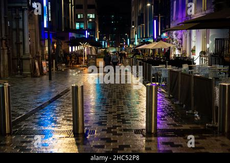 Ein nasser und kalter Winterabend in Leeds, West Yorkshire Stockfoto