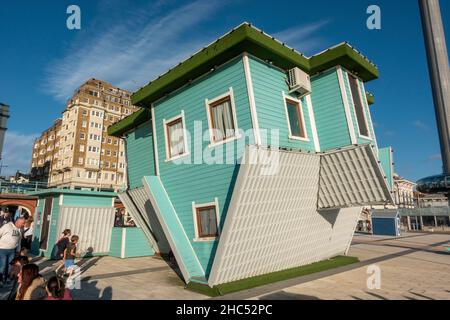 The Upside Down House am Brighton Beach, Brighton, East Sussex, Großbritannien. Stockfoto