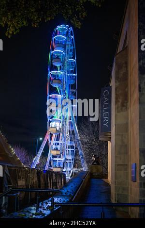 Ein nasser und kalter Winterabend in Leeds, West Yorkshire Stockfoto