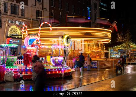 Ein nasser und kalter Winterabend in Leeds, West Yorkshire Stockfoto
