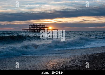 Blick auf den Sonnenuntergang mit Blick auf die Überreste von Brighton's West Pier bei Sonnenuntergang, Brighton, East Sussex, Großbritannien. Stockfoto