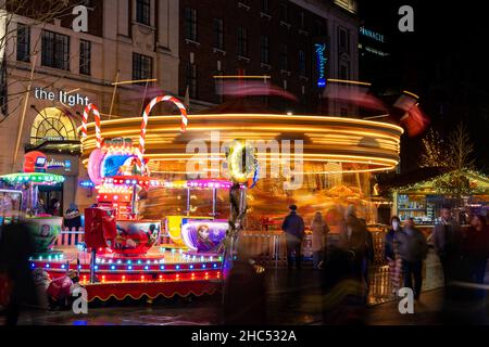 Ein nasser und kalter Winterabend in Leeds, West Yorkshire Stockfoto