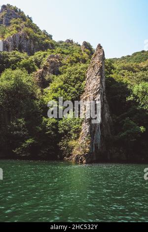 Blick auf den See in der Matka-Schlucht in der Nähe von Skopje, Republik Nordmakedonien im Sommer Stockfoto