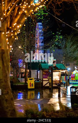Ein nasser und kalter Winterabend in Leeds, West Yorkshire Stockfoto