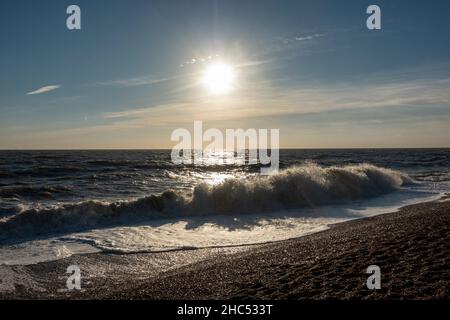 Blick auf den Sonnenuntergang am Brighton Beach, East Sussex, Großbritannien. Stockfoto