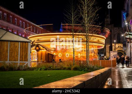 Ein nasser und kalter Winterabend in Leeds, West Yorkshire Stockfoto