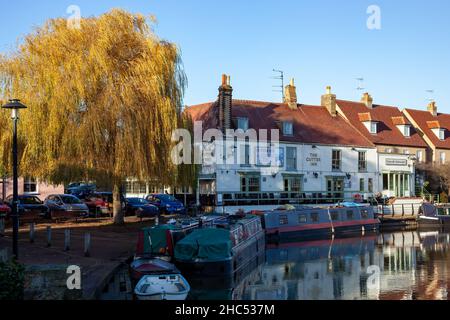 ELY, CAMBRIDGESHIRE, UK - NOVEMBER 23 : The Cutter Inn by the River Great Ouse in Ely am 23. November 2012. Zwei nicht identifizierte Personen Stockfoto