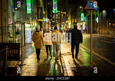 Ein nasser und kalter Winterabend in Leeds, West Yorkshire Stockfoto