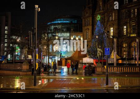 Ein nasser und kalter Winterabend in Leeds, West Yorkshire Stockfoto