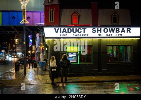 Ein nasser und kalter Winterabend in Leeds, West Yorkshire Stockfoto