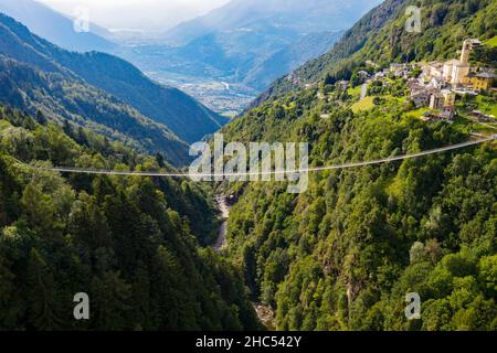 Valtartano, Valtellina (IT), Luftaufnahme von Campo Tartano mit der Ponte nel Cielo Stockfoto